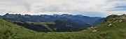 43 Vista panoramica verso la cima dello sperone roccioso del Mincucco (1832 m), sulla quale si erge croce in legno